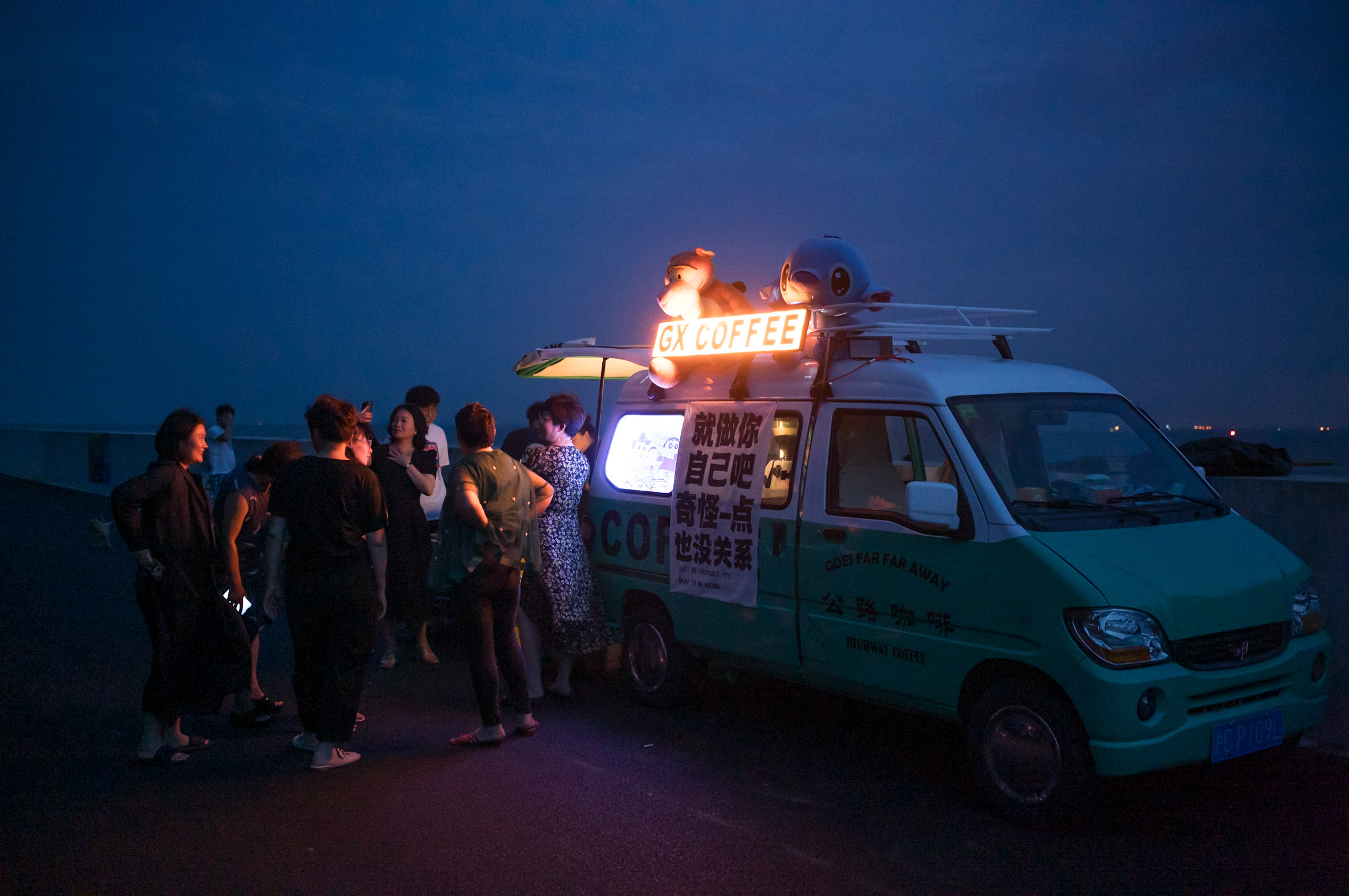 A mobile cafe in Shanghai 上海的一个移动咖啡店