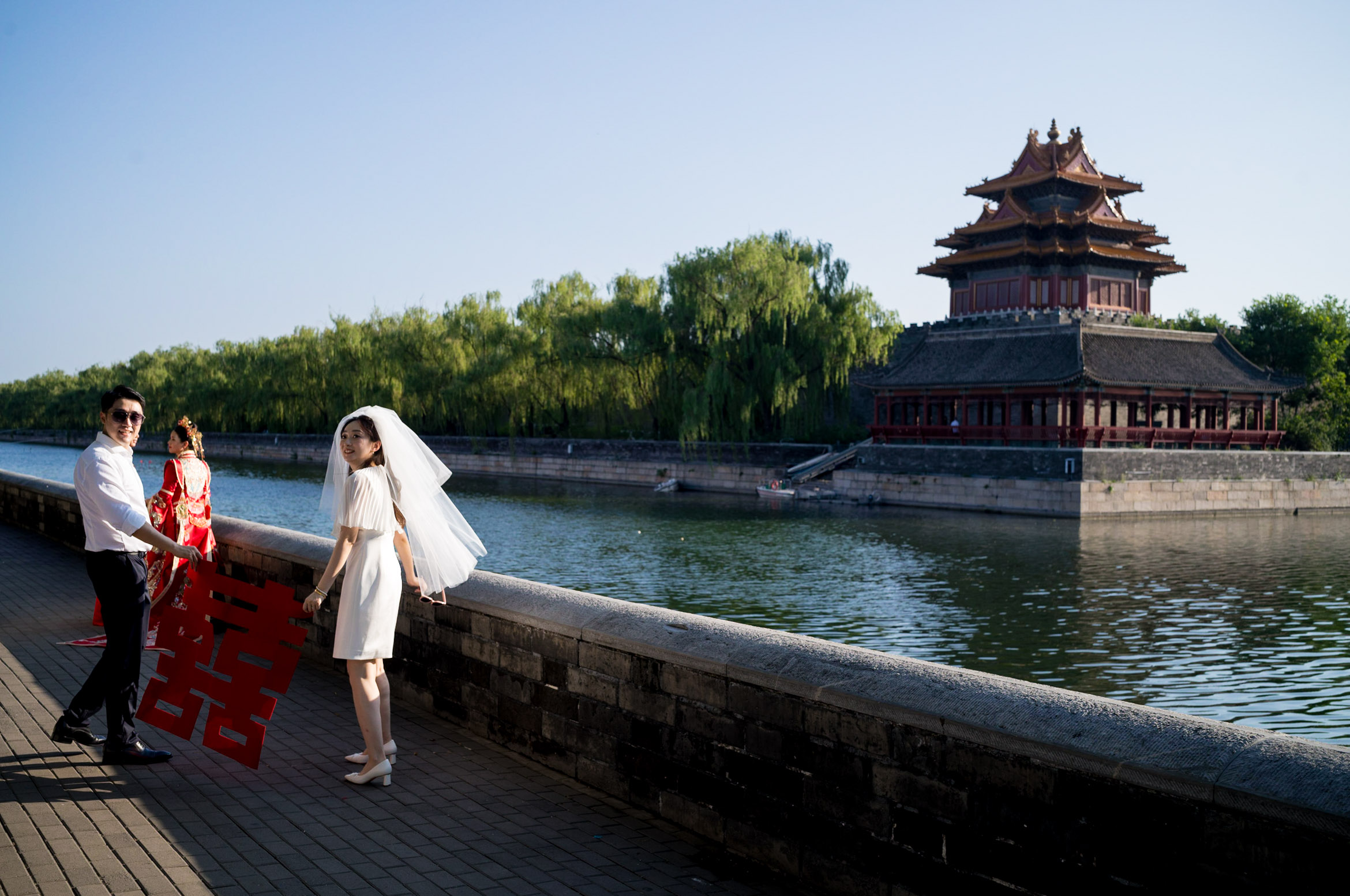 Beijing. A couple taking wedding photos outside the Forbidden City. 北京故宫外拍婚礼照的夫妻