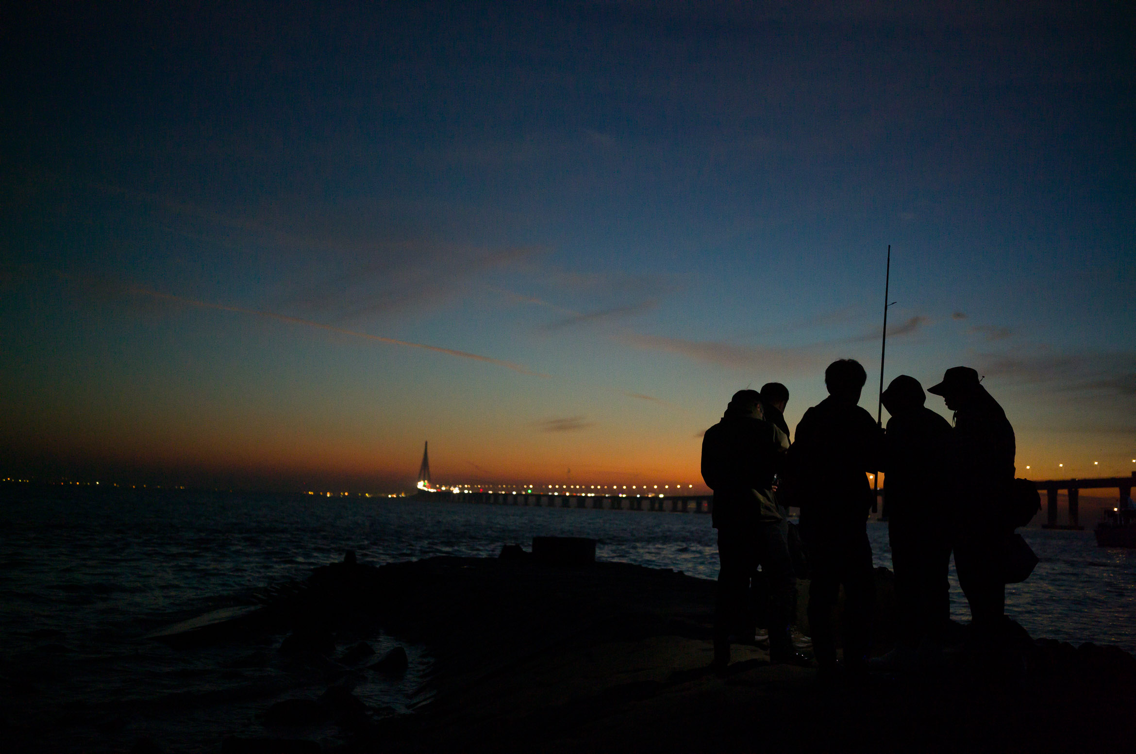 Fishermen on the bank of the Yangtze River in Shanghai 上海长江岸边的钓鱼人