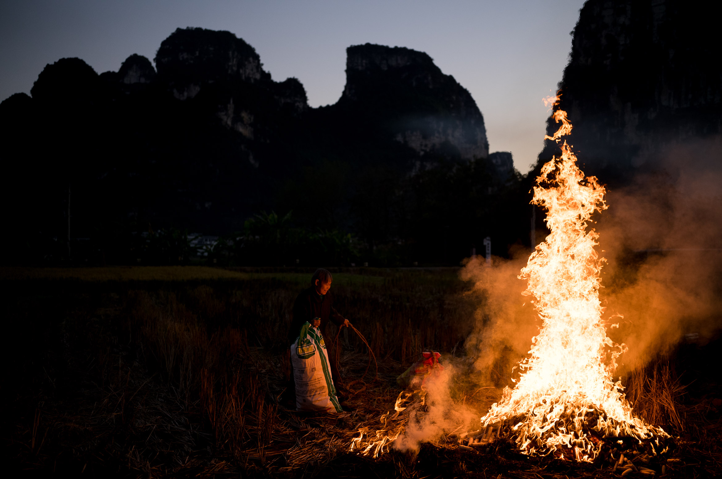 Villagers burn corn cobs to make fertilizer 村民烧玉米杆做肥料