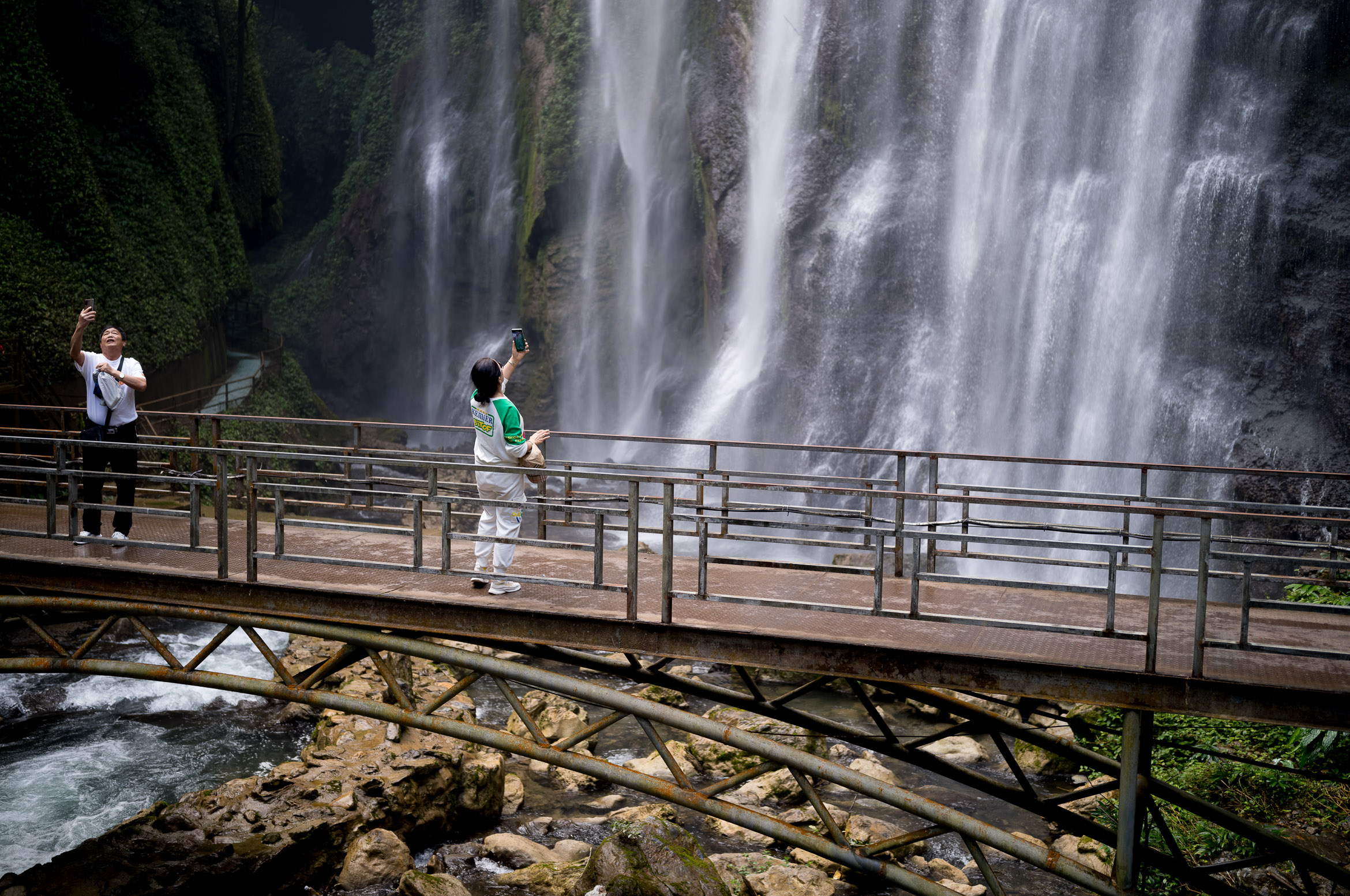 Tourists at Gulong Mountain Canyon 古龙山峡谷的游客
