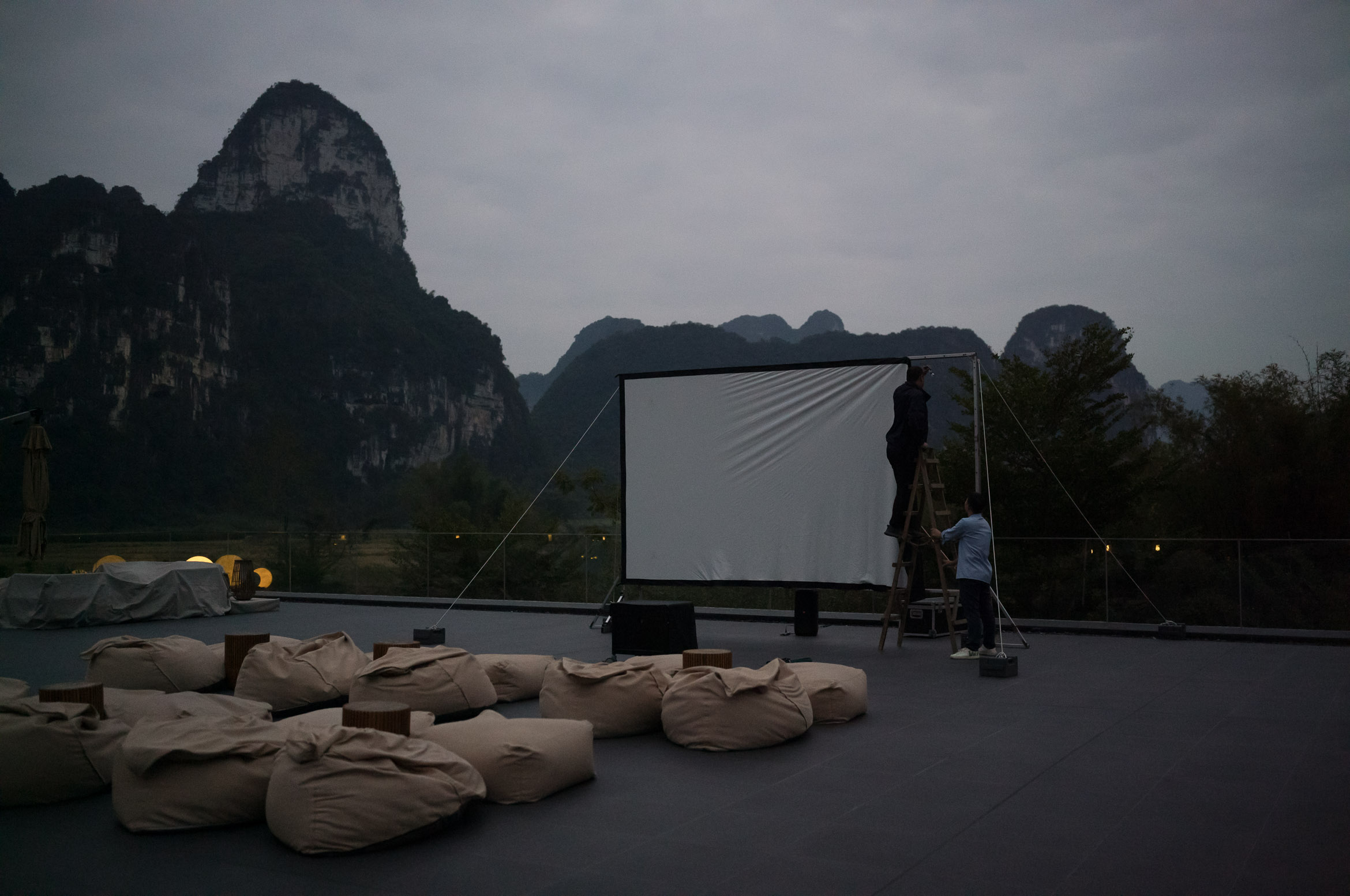 Get ready to watch an outdoor movie 准备看露天电影