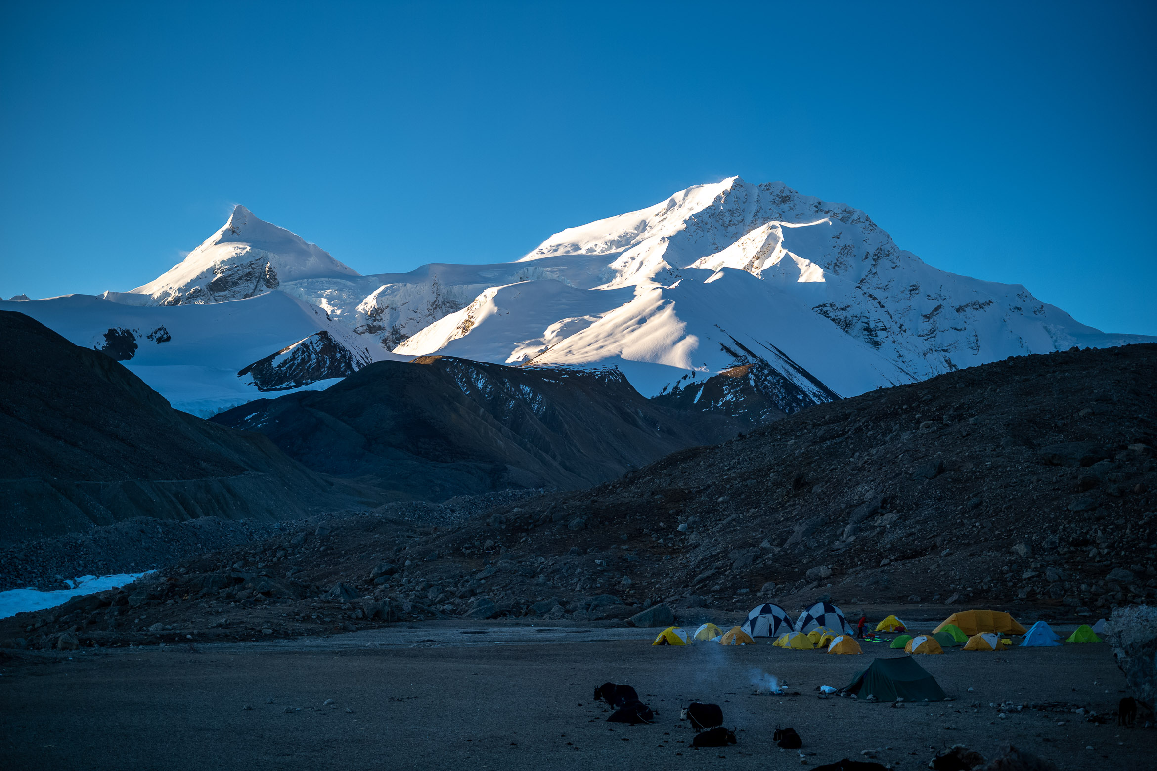 The camp is located at an altitude of 5700 meters. 海拔5700米处的营地