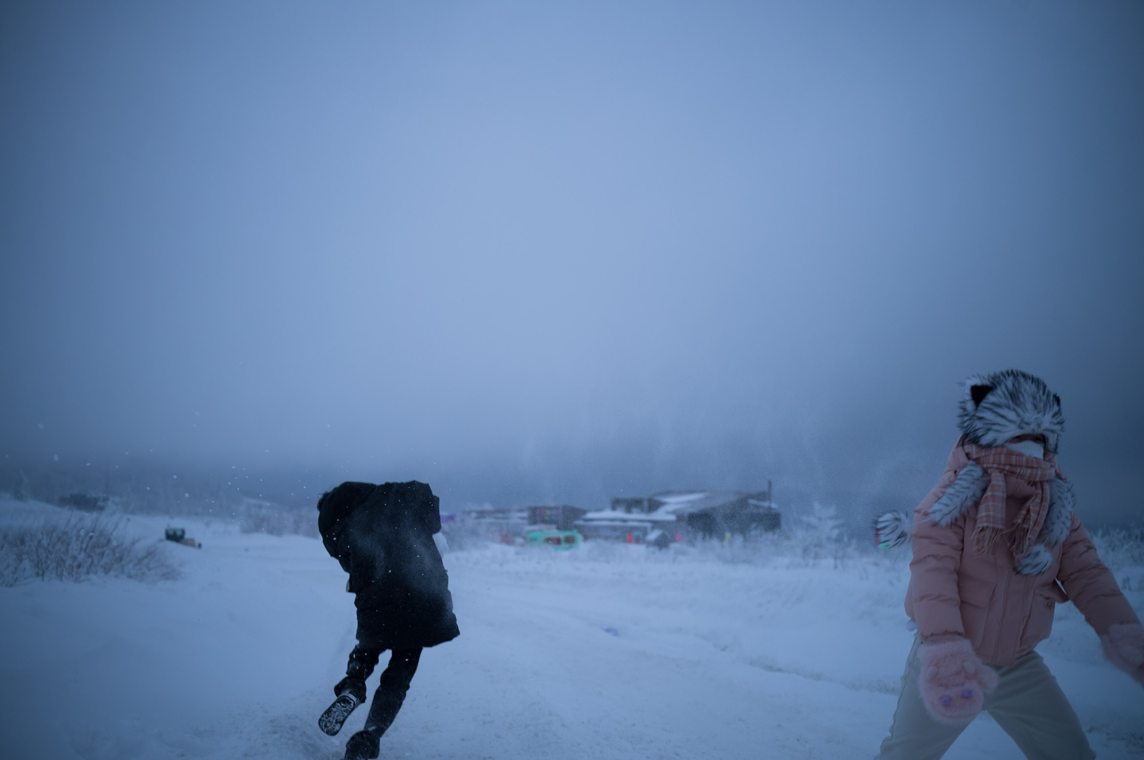 Tourists playing in the snow 玩雪的游客