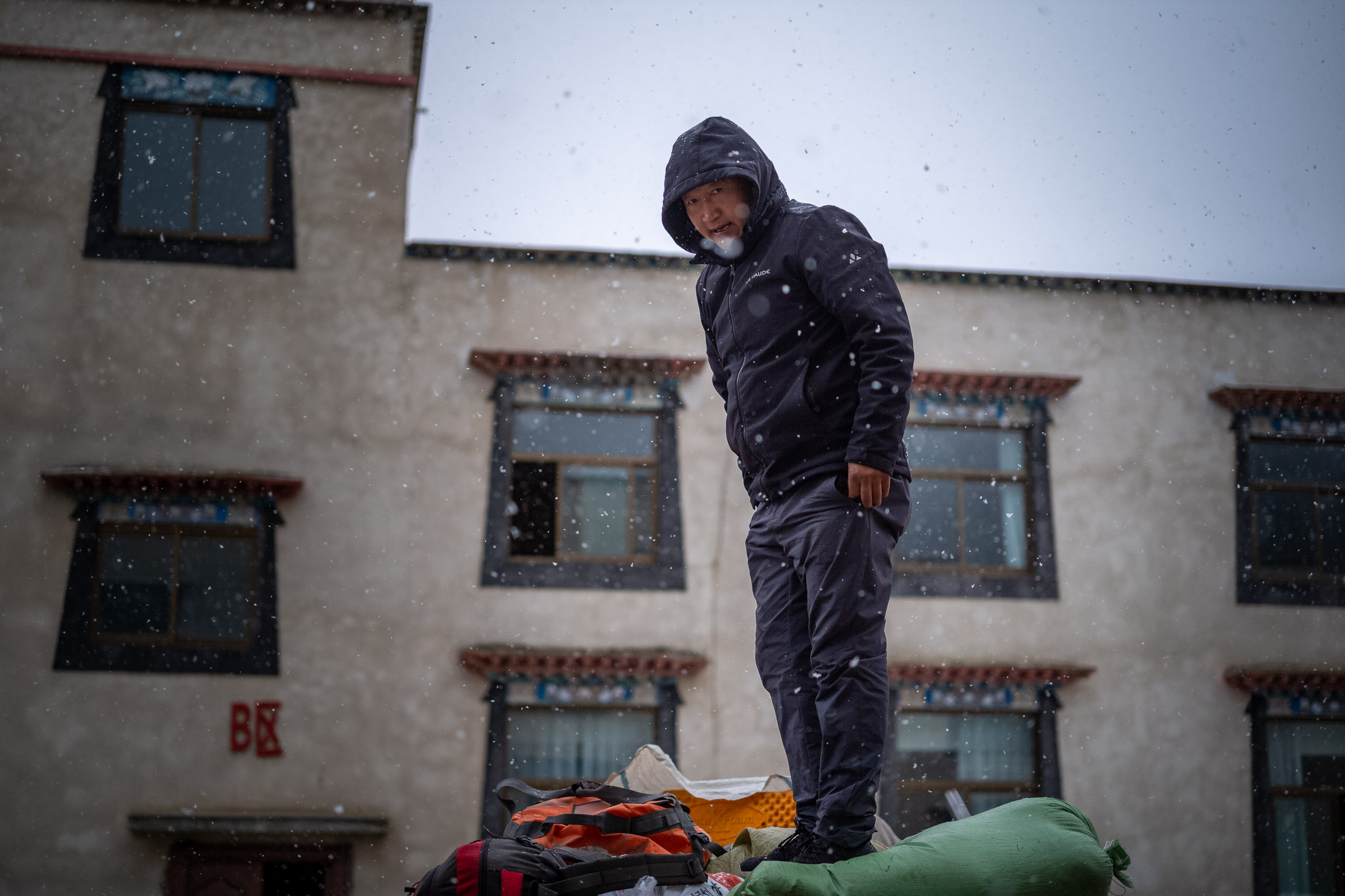 Transport supplies into the mountains using a pickup truck. 徒步队用皮卡车运输物质进山.