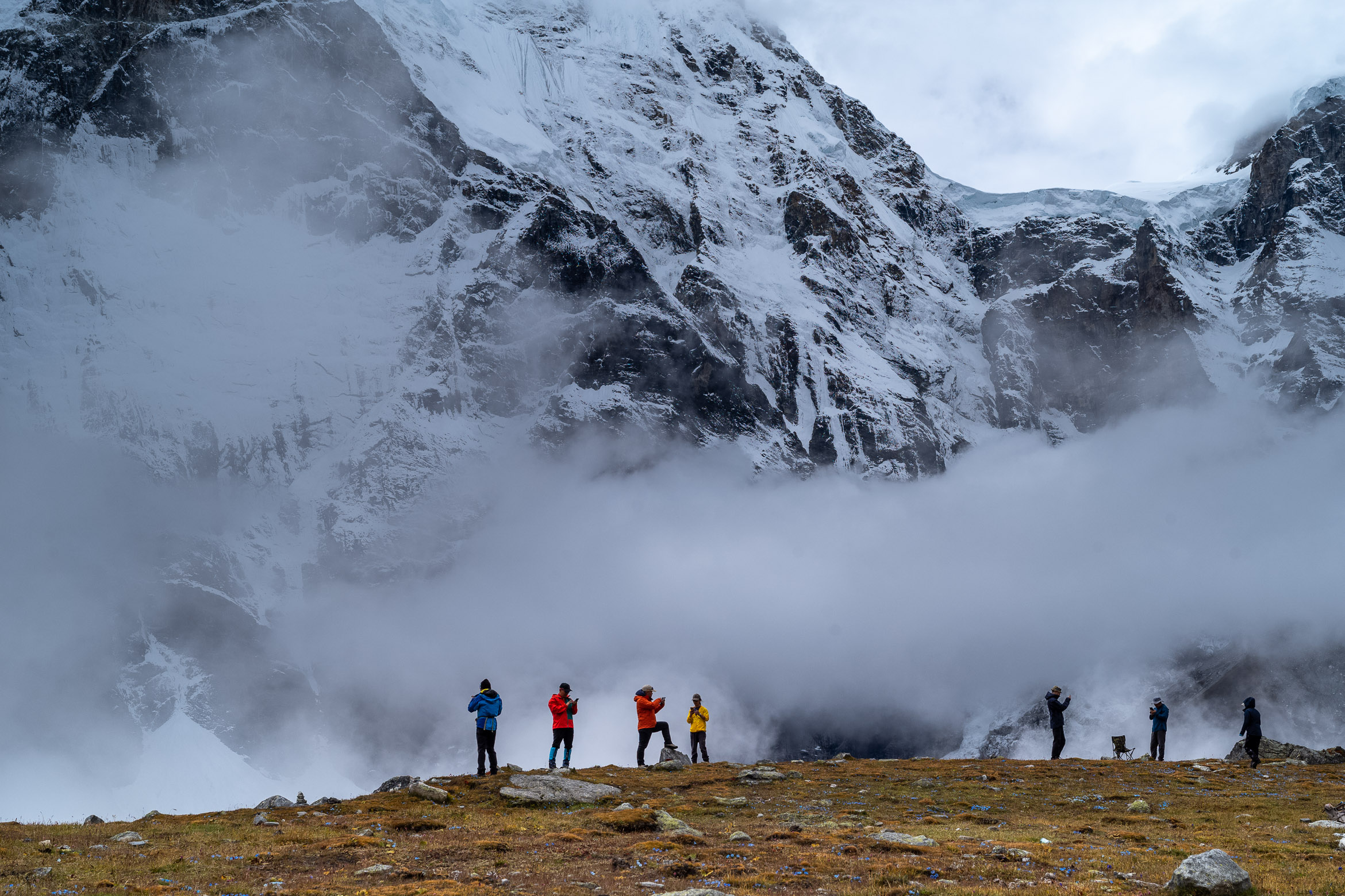 大家在寻找移动基站信号,背景是中国与尼泊尔的界山. Everyone is looking for mobile signals, with the border mountain between China and Nepal in the background.