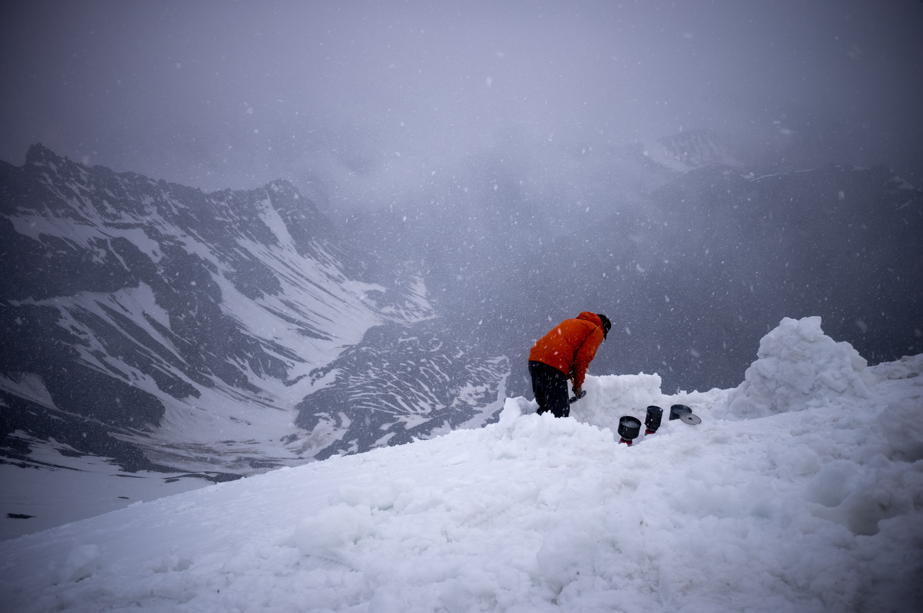 There was a heavy snowfall at Camp one C1营地下了一场大雪