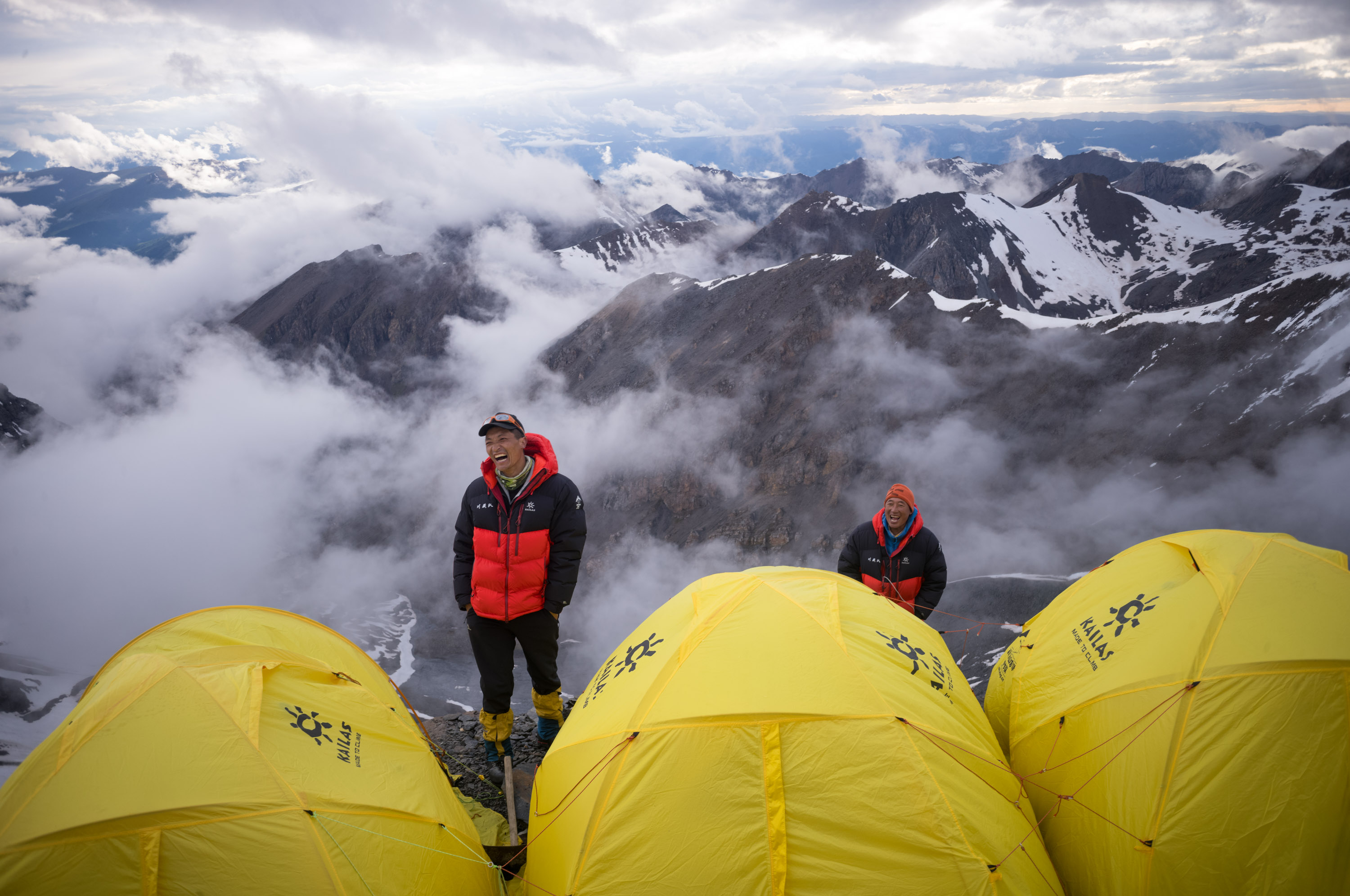 The guide prepares dinner at Camp one at an altitude of 4,900 meters. 向导在海拔4900米的C1营地准备晚餐