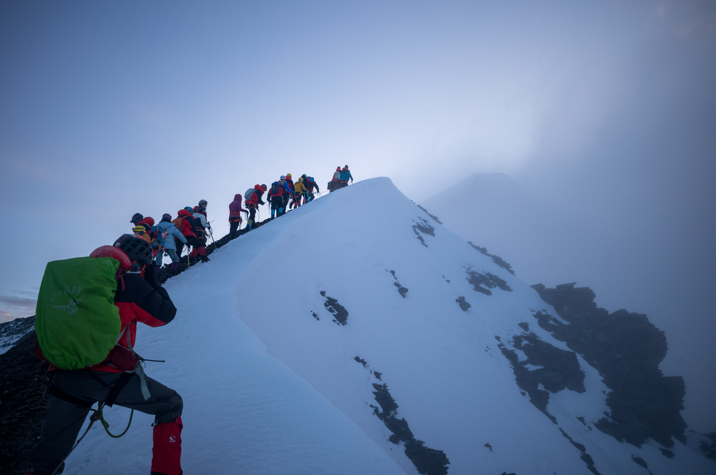 On the way to the summit from C1, you can see the summit hidden in the clouds. 从C1前往顶峰的路上, 可以看到顶峰躲在云雾里.