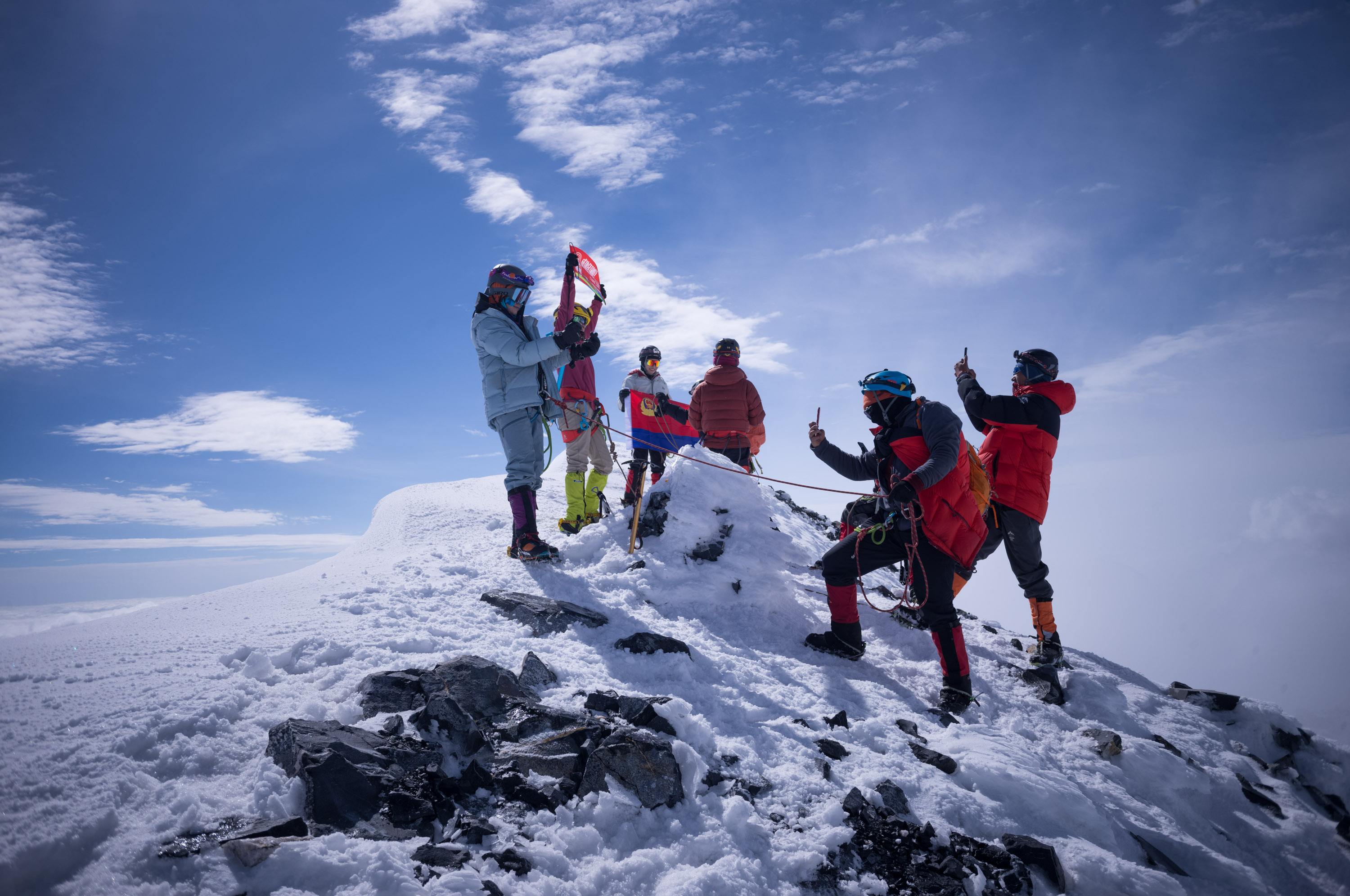 After more than 5 hours, we reached the summit 5个多小时后,到达顶峰