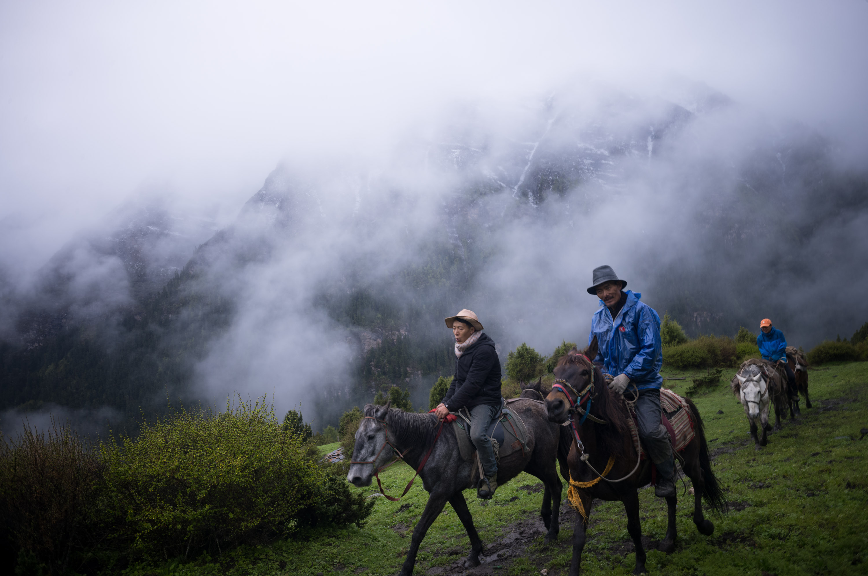 Return back to the village 下山回到村里