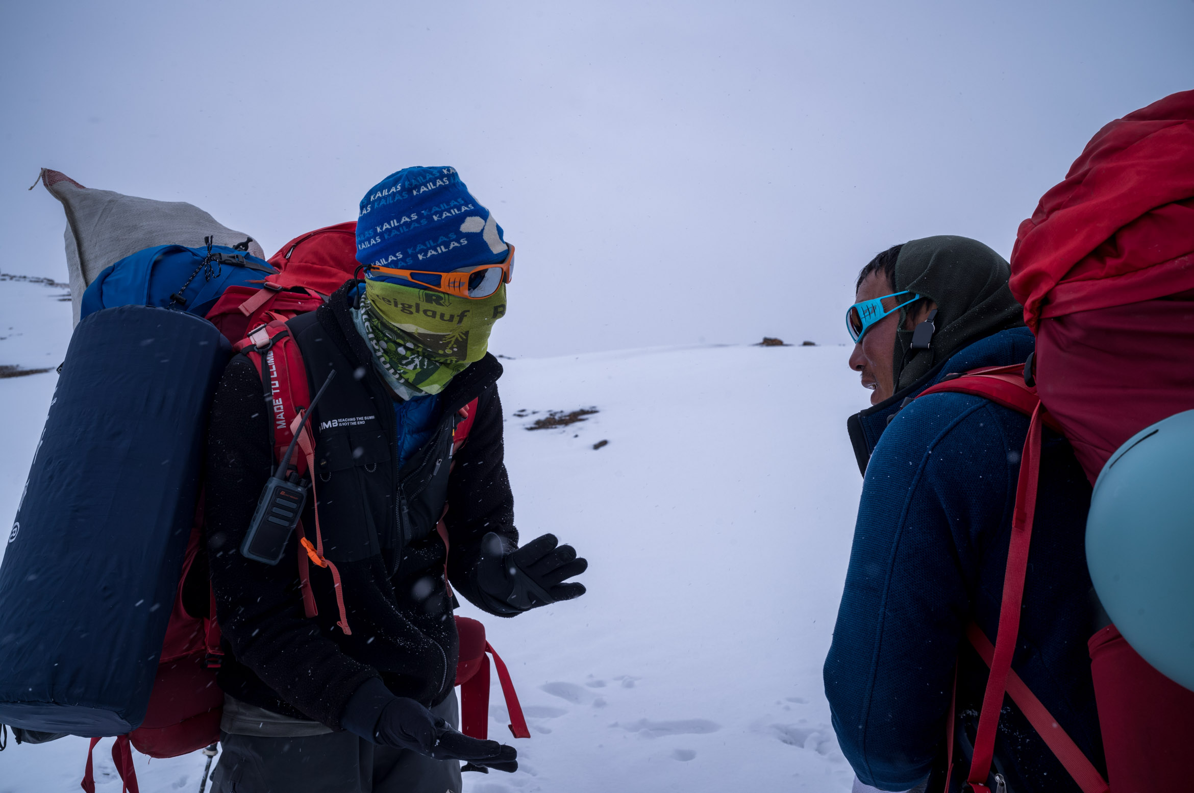 两个向导在交谈 Two guides are talking