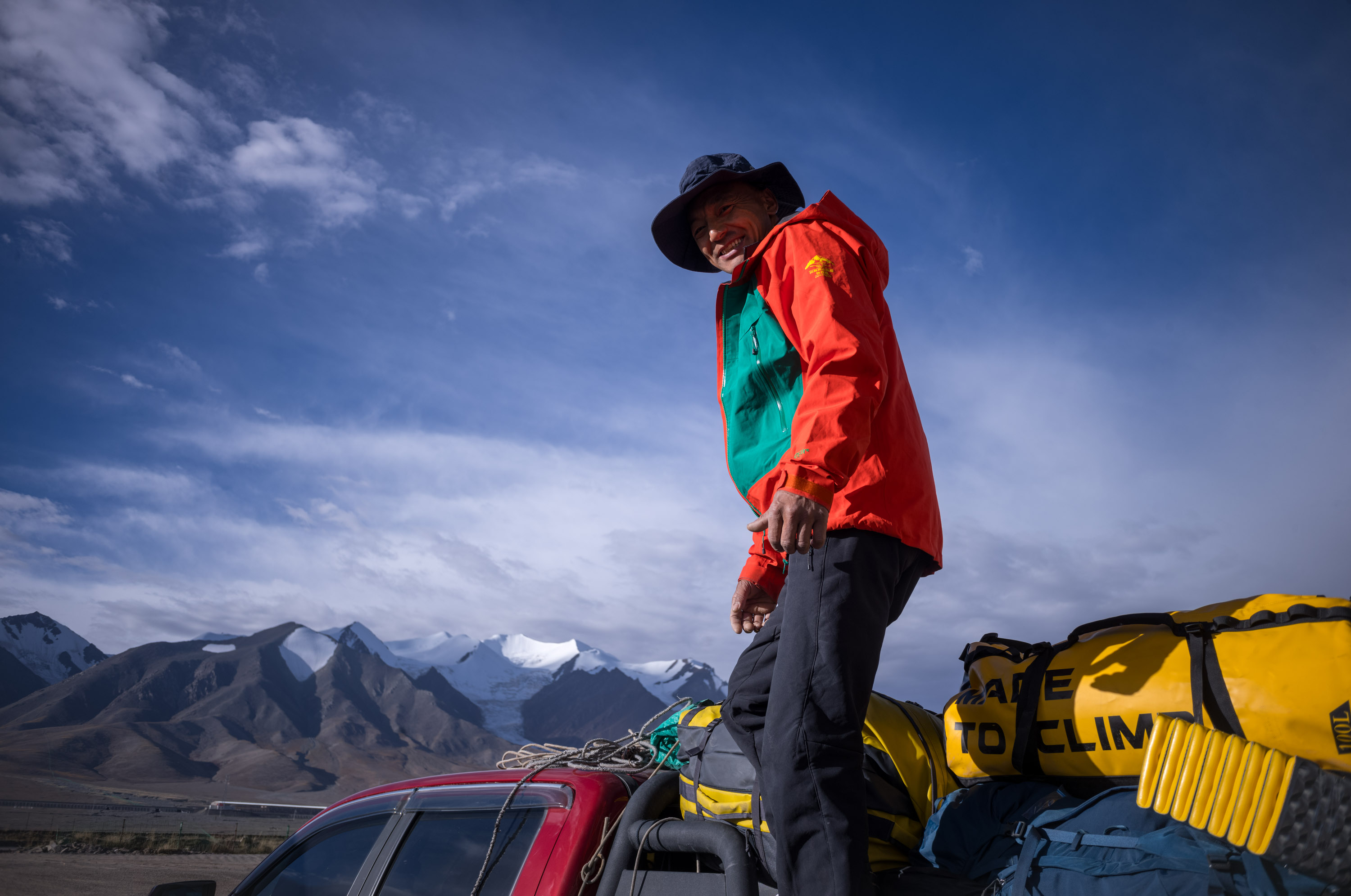 Load the luggages onto the pickup truck and prepare to enter the mountain. 把行李装到皮卡车上准备进山