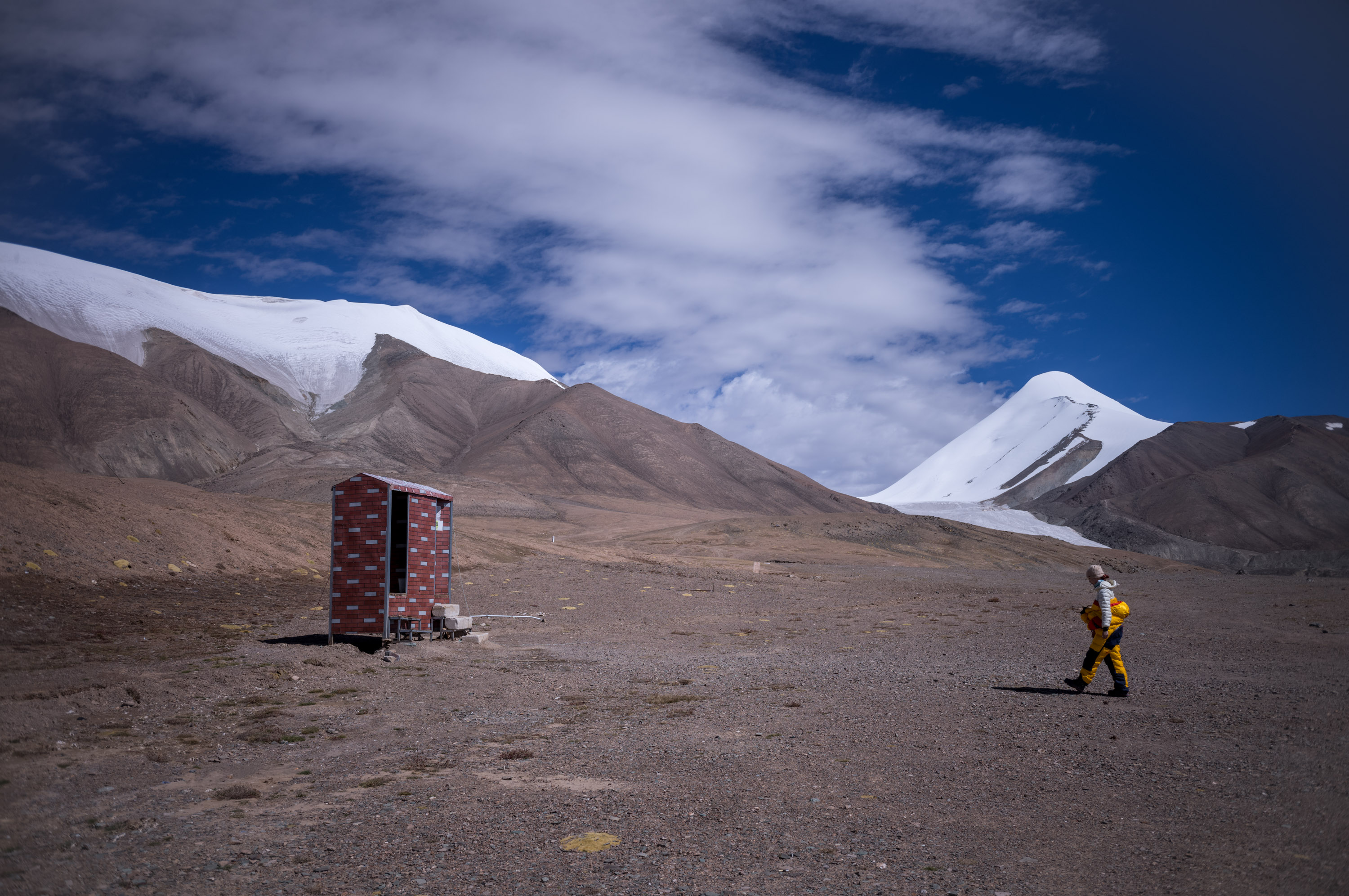 海拔5050米上大本营里的简易厕所 Simple toilet in the base camp at an altitude of 5050 meters