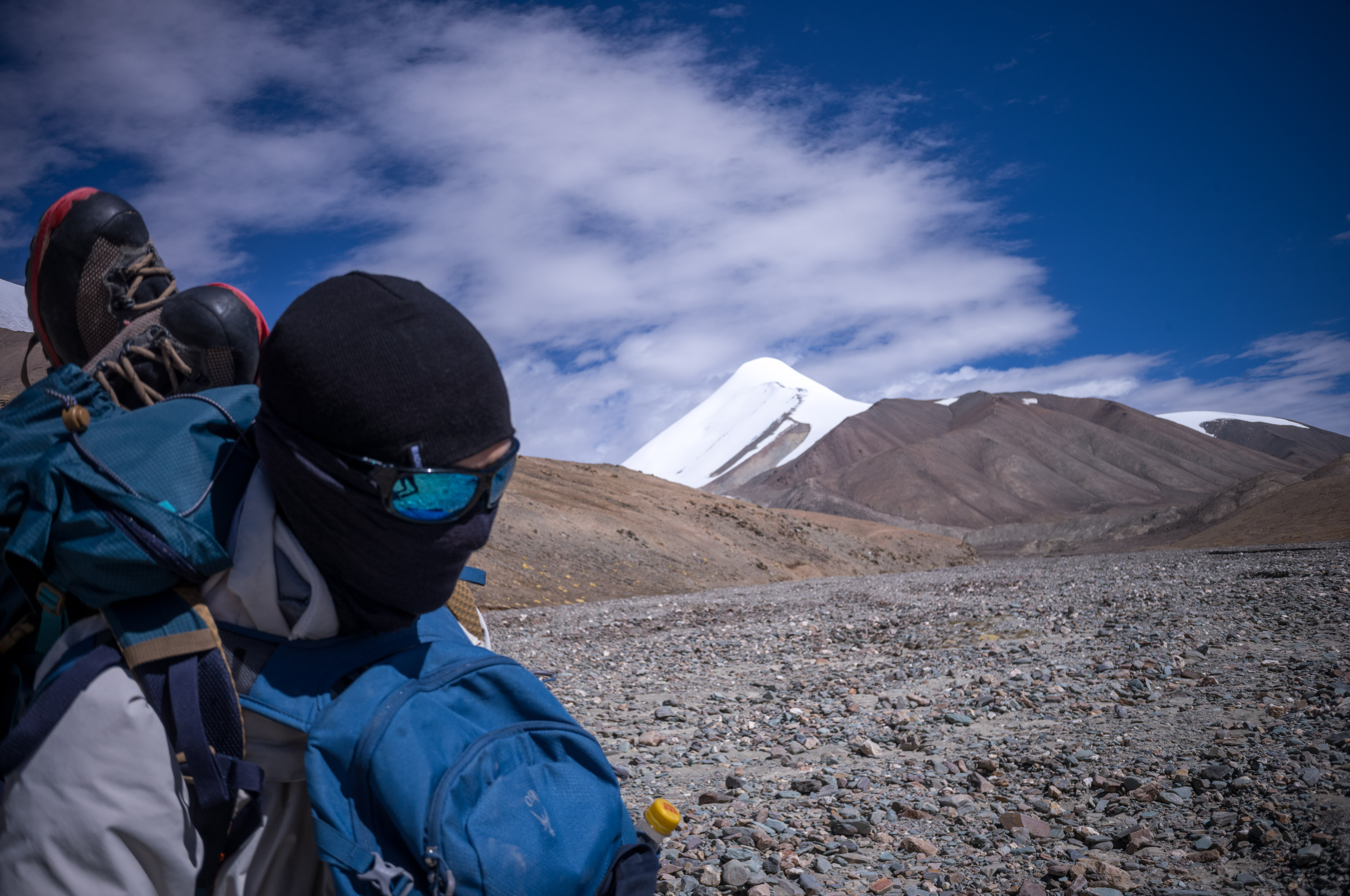 The ultraviolet rays at high altitudes are very strong, so you must cover your face tightly. 高海拔的紫外线很强,必须严密遮挡面部