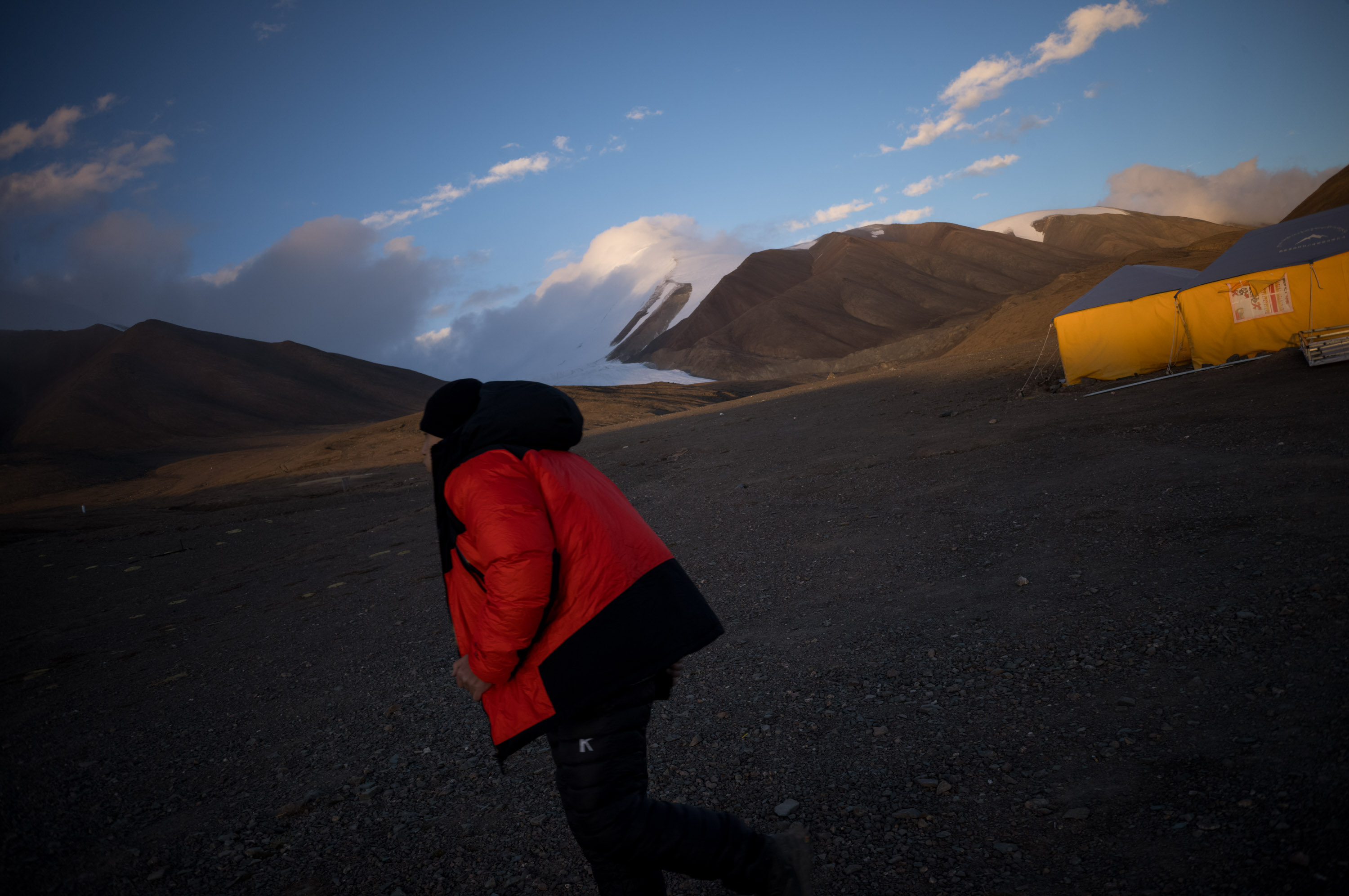 A man suffering from diarrhea due to altitude sickness rushes to the toilet 一个因为高原反应而拉肚子的人快速跑向厕所